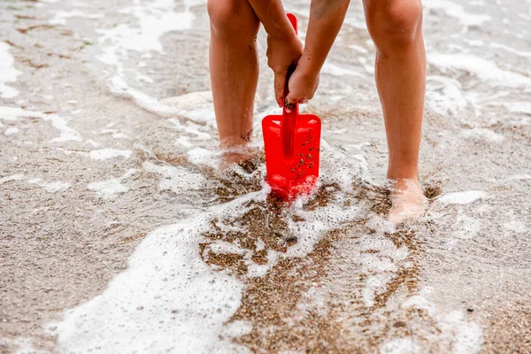 Dziecko Bawi Się Plaży Piasku Czerwonym Wiosłem Ręce Dzieci Piasku — Zdjęcie stockowe