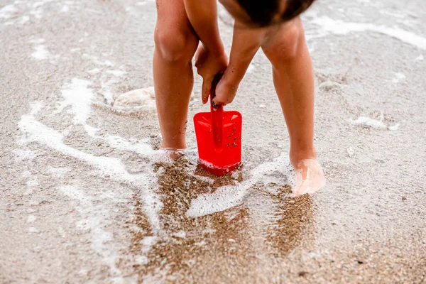 Dziecko Bawi Się Plaży Piasku Czerwonym Wiosłem Ręce Dzieci Piasku — Zdjęcie stockowe