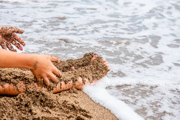 Dziecko Bawi Się Plaży Piasku Małe Rączki Stopy Piasku Plaży — Zdjęcie stockowe