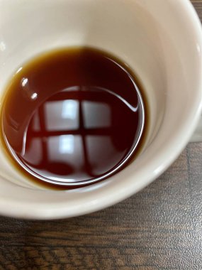 Bir kahve fincanının içine yakın çekim