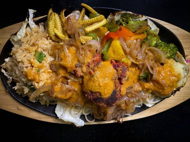 Sıcak ve taze vejetaryen cızırtısı sıcak bir tabakta servis edilir. 