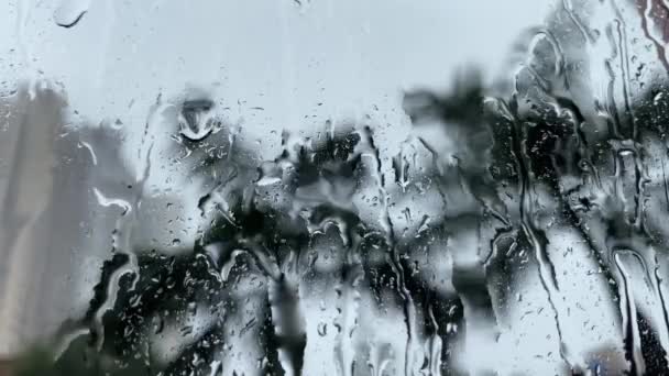 Extreme Nahaufnahme Von Regentropfen Die Auf Ein Glasfenster Fallen — Stockvideo