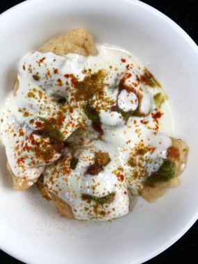 Dahi Wada Meşhur Hint tatlı ve baharatlı sokak yemekleri Nane ve Tamarind sosuyla servis edilir.