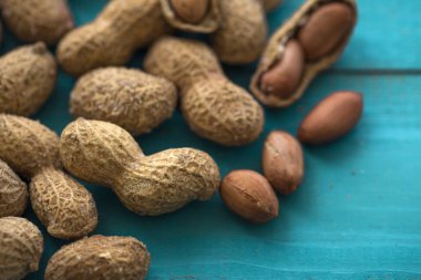 tuzlu ve Kabuklu fıstık turkuaz arka plan üzerinde