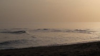 Plaj, dalgalar deniz ve gün batımı