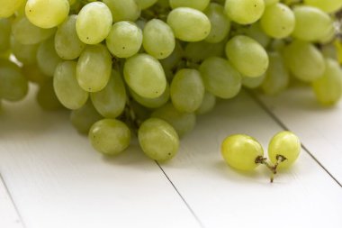 Beyaz ahşap zemin üzerinde Olgun üzüm
