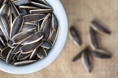 kavrulmuş Ayçekirdeği beyaz kase