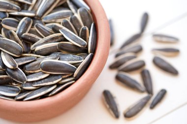 çuval bezi üzerinde kavrulmuş ayçiçeği tohumu