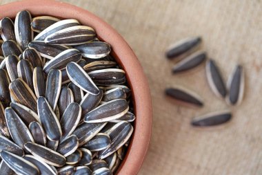 çuval bezi üzerinde kavrulmuş ayçiçeği tohumu