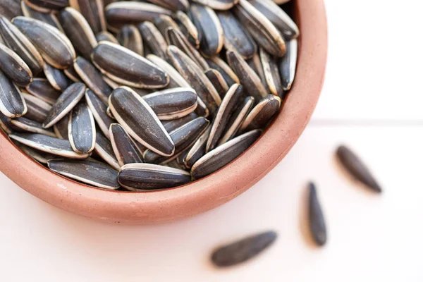 kabın içinde kavrulmuş ayçiçeği tohumu