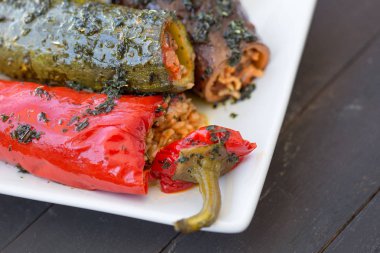 Türk Dolma, kabak, kırmızı biber ve patlıcan ya da patlıcan.