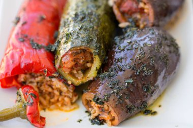 Türk Dolma, kabak, kırmızı biber ve patlıcan ya da patlıcan.