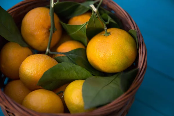 Tangerines Mandarins Leaves Basket Turquoise Wooden Background — Stock Photo, Image