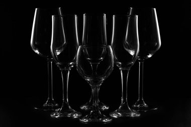 Siyah arkaplanda boş şarap bardakları