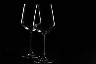  şarap kadehleri siyah arkaplanda