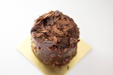 beyaz zemin üzerine çikolatalı Doğum günü pastası