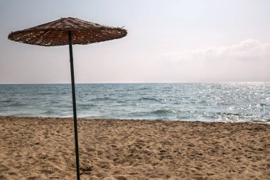 mavi gökyüzü arka planda şemsiye