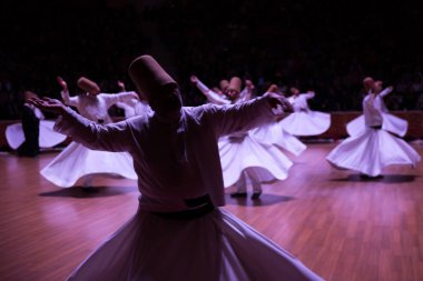 Semazen veya Semazen Konya'daki Mevlana Kültür Merkezi'nde Semazen veya Semazen. 20 Nisan 2019