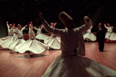 Semazen veya Semazen Konya'daki Mevlana Kültür Merkezi'nde Semazen veya Semazen. 20 Nisan 2019