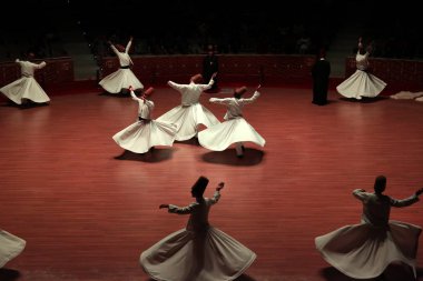 Semazen veya Semazen Konya'daki Mevlana Kültür Merkezi'nde Semazen veya Semazen. Ağustos 18, 2018