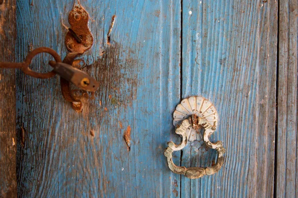 Velha Porta Azul Com Cadeado Enferrujado — Fotografia de Stock