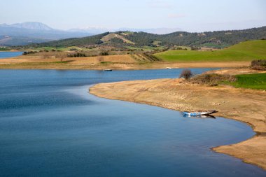 Eski kayık, serin mavi hala su