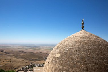 Mezopotamya Vadisi zemin karşı Mardin şehir Türkiye'deki eski kubbe Camii