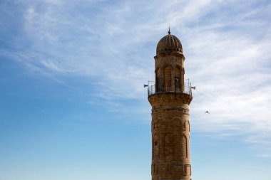 Mardin ilinde Mezopotamya manzaralı bir caminin minaresi