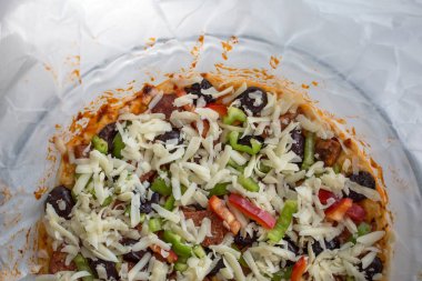 Kağıt üzerinde ev yapımı pizza.