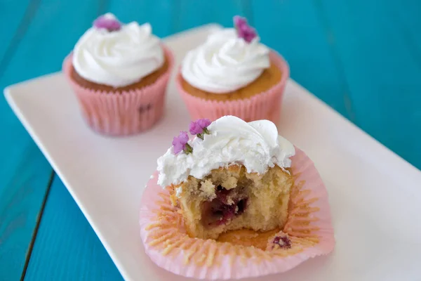 Cupcakes Sur Fond Bois Bleu — Photo