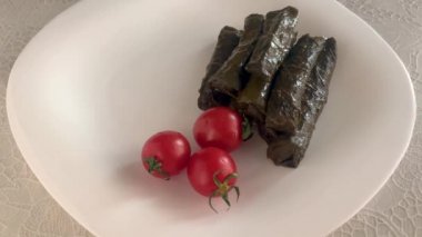 Yaprak sarma, Türk geleneksel yemekleri, sarmaşık yaprakları, yoğurt ve vişne domatesleri.