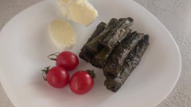 Yaprak sarma, Türk geleneksel yemekleri, sarmaşık yaprakları, yoğurt ve vişne domatesleri.
