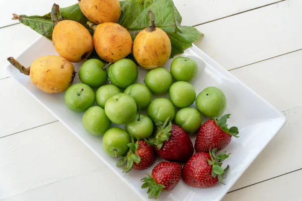 Pflaume Erdbeere Und Mispel Weißer Schale — Stockfoto