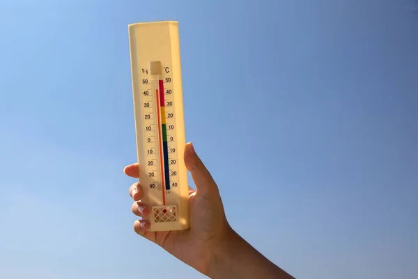 Hand Met Thermometer Blauwe Achtergrond Rechtenvrije Stockfoto's