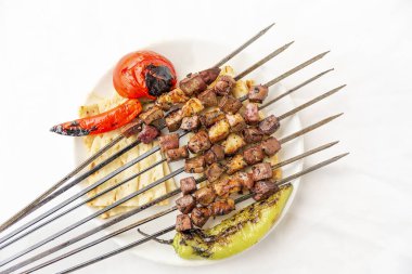 Türk mutfağı, karaciğer şiş kebap, domates ve biber.