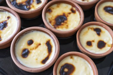 Geleneksel Türk tatlısı; sutlak. Fırın tepsisinde pilav pudingi.