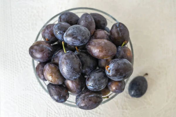 Prunes Violettes Sur Une Assiette — Photo