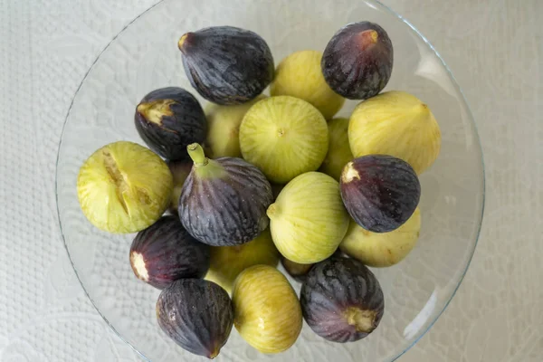 Figues Violettes Vertes Sur Une Assiette — Photo