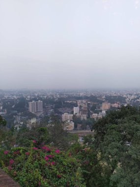 Şehirler bahar mevsiminde yakınlardaki parklardan ya da ormanlardan görüyorlar.
