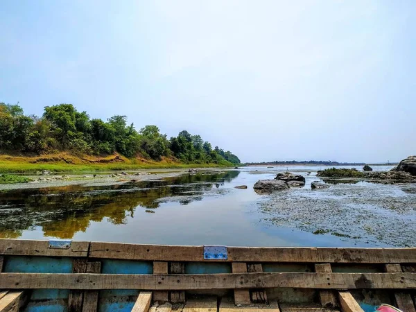 Flussblick Mit Grünen Bäumen Auf Der Linken Seite Mit Boot — Stockfoto