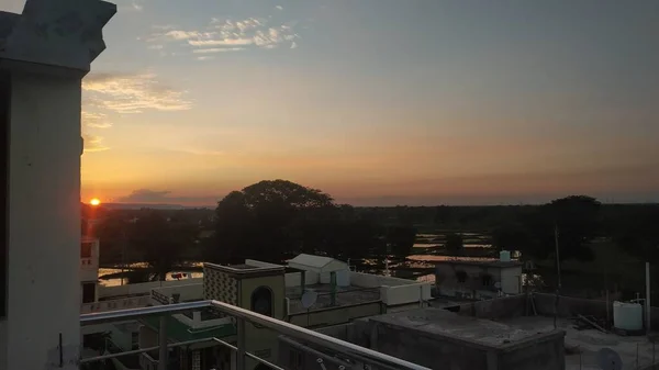 田舎の青空の下の夕景 — ストック写真