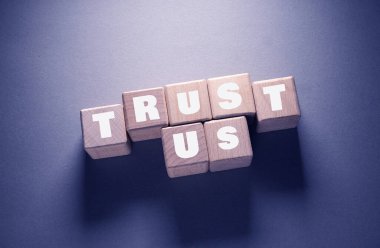 Tahta Küplere Yazılmış Güven Sözcüğü