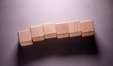 Kağıt zemin üzerinde tahta geometrik şekiller küpü, Bu geçmiş sözcükler için kullanılabilir