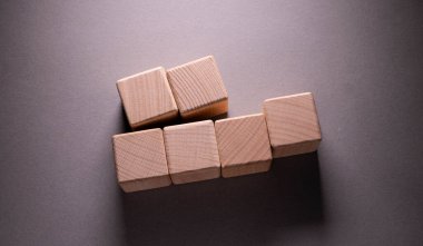 Kağıt zemin üzerinde tahta geometrik şekiller küpü, Bu geçmiş sözcükler için kullanılabilir