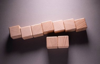 Kağıt zemin üzerinde tahta geometrik şekiller küpü, Bu geçmiş sözcükler için kullanılabilir
