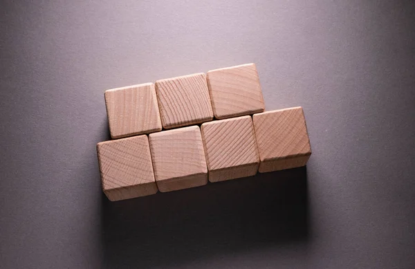 Ξύλινα Γεωμετρικά Σχήματα Κύβος Ένα Φόντο Χαρτί Αυτό Μπορεί Χρησιμοποιήσει — Φωτογραφία Αρχείου