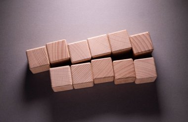 Kağıt zemin üzerinde tahta geometrik şekiller küpü, Bu geçmiş sözcükler için kullanılabilir