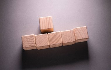 Kağıt zemin üzerinde tahta geometrik şekiller küpü, Bu geçmiş sözcükler için kullanılabilir