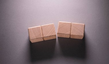 Kağıt zemin üzerinde tahta geometrik şekiller küpü, Bu geçmiş sözcükler için kullanılabilir