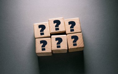Tahta Küpler Üzerine Yazılmış Soru İşareti Kelimesi